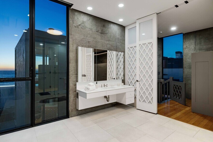 Building Photo - 1812 The Strand