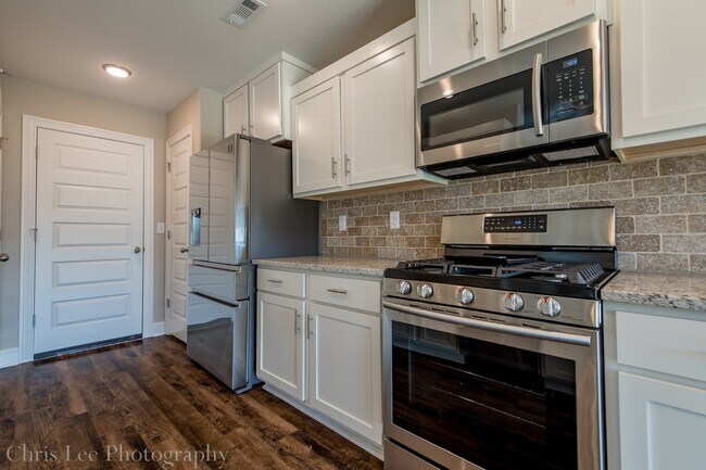 Building Photo - 3bed 2bath, LOADED w/Amenities near Stonebridge Meadows Country Club