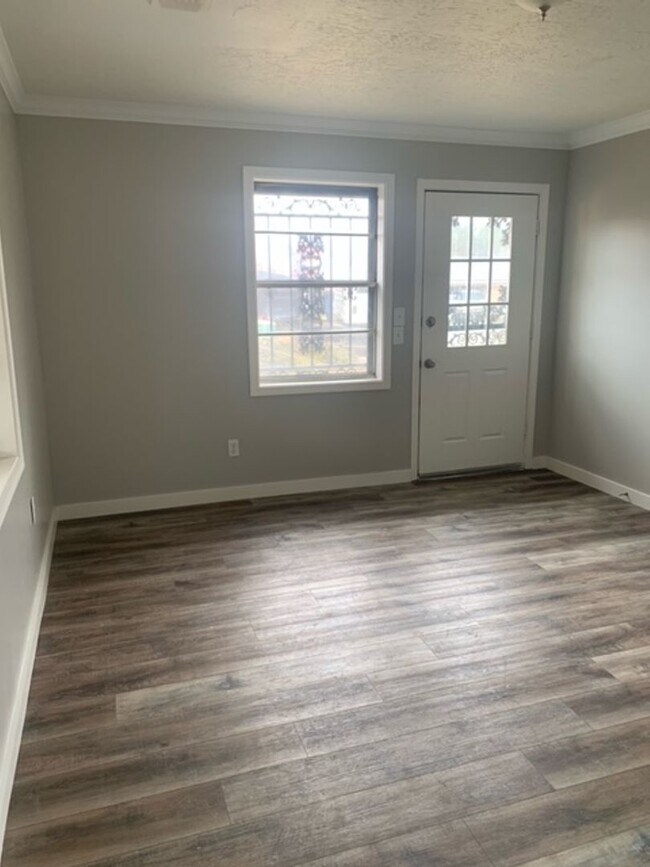 Building Photo - Renovated 3 Bedroom 1 Bath Home for Rent!