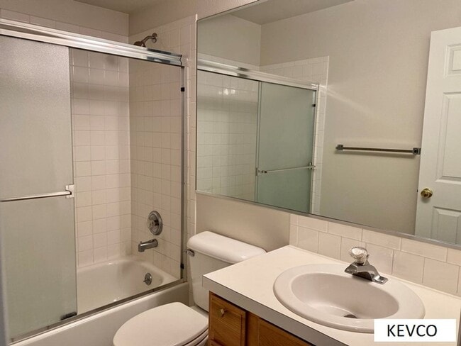 Building Photo - Spacious Townhouse with Central AC