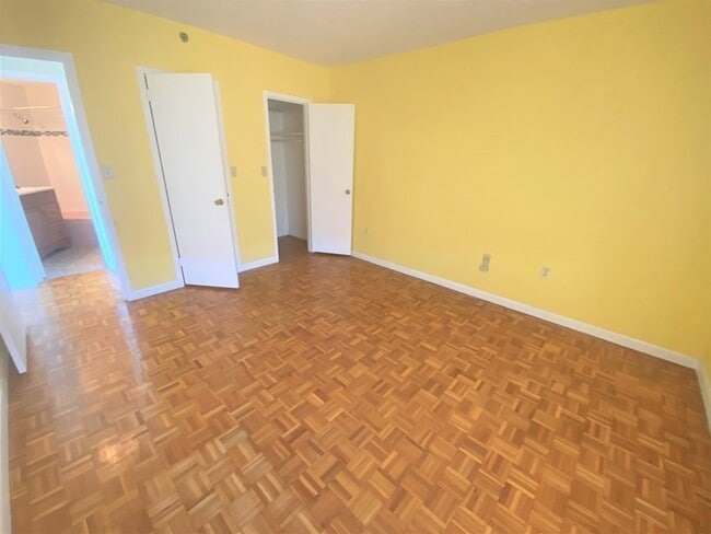 Building Photo - 300 Lynn Shore Dr