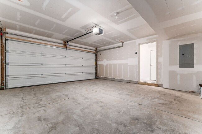 Building Photo - 120 Red Willow Dr