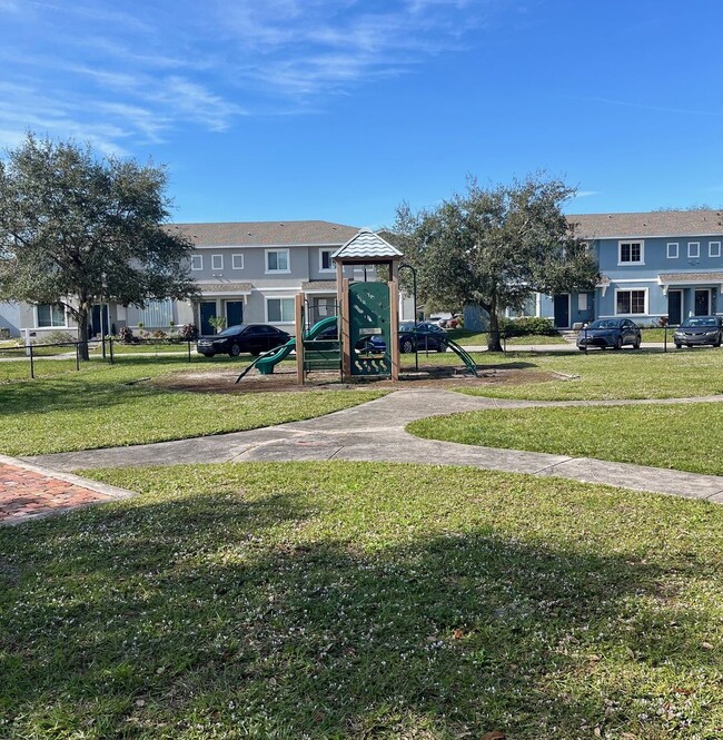 Building Photo - 2/2.5 Key West Townhome in Magnolia Square