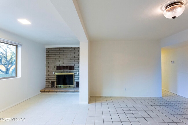 Building Photo - 1714 W Meadow Hills Dr