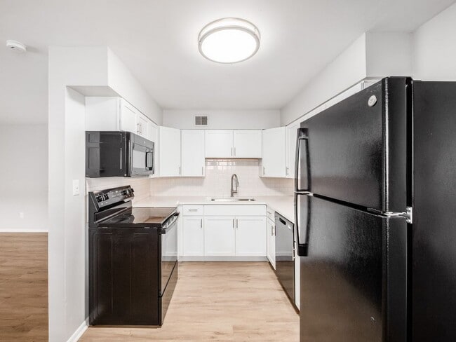 Building Photo - 593 Riverview Dr