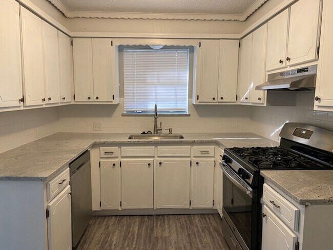 Building Photo - 4 Bed, 2 Bath Corner Lot in Broken Arrow!