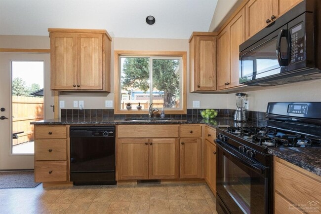 Building Photo - Single Level NE Bend Home