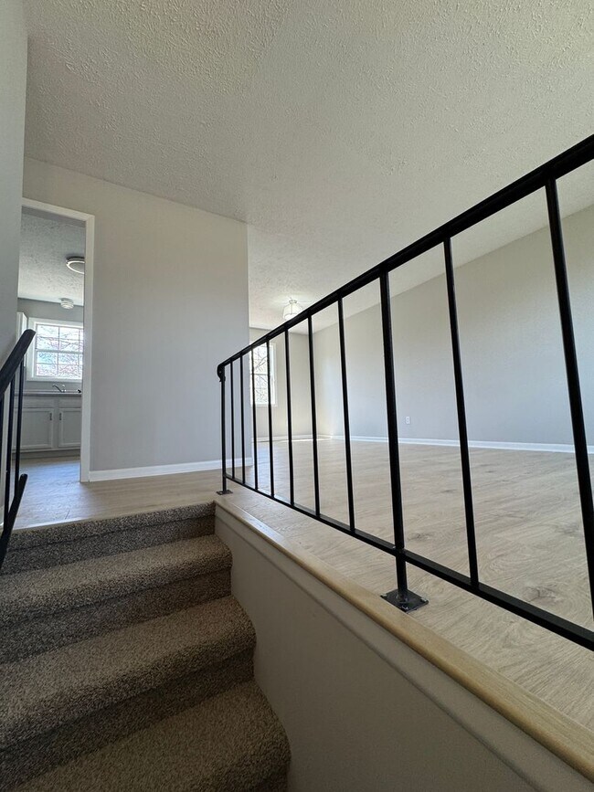 Building Photo - 3 bed, 1.5 bath, 1 car garage split foyer ...