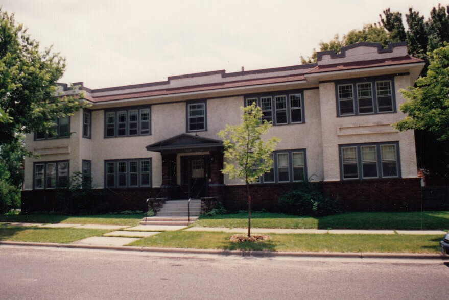 Front of building - 707 W 44th St