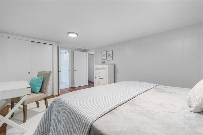 Building Photo - 384 Valley Rd