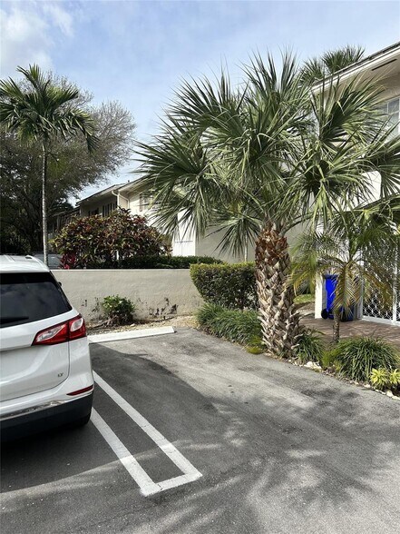 Building Photo - 3121 N Palm Aire Dr