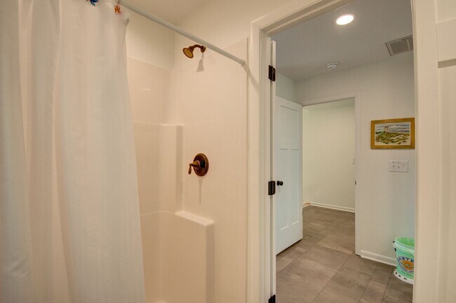 Building Photo - Seasonal Rental: Total Relaxation with Sou...