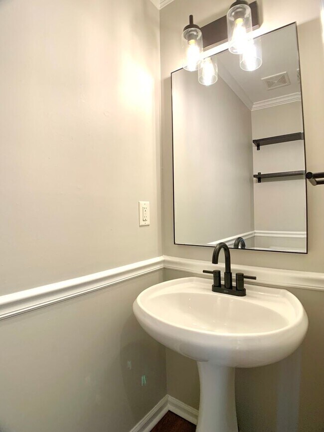 Building Photo - 2553 Emerald Ct