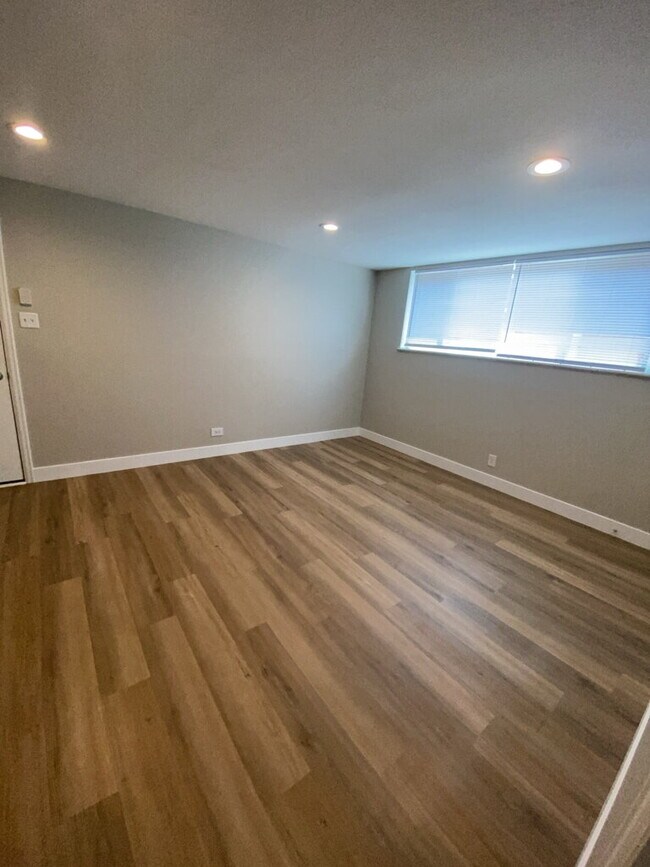 Building Photo - AVAILABLE NOW!  "Charming 2-Bedroom Gem in Denver's Heart with Spacious Layout - 837 Sq Ft of Coz...
