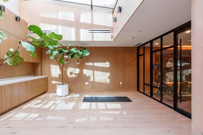 Building Photo - 200 E 21st St