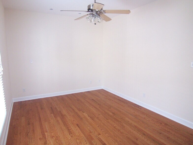 Building Photo - 537 E Hall Ln