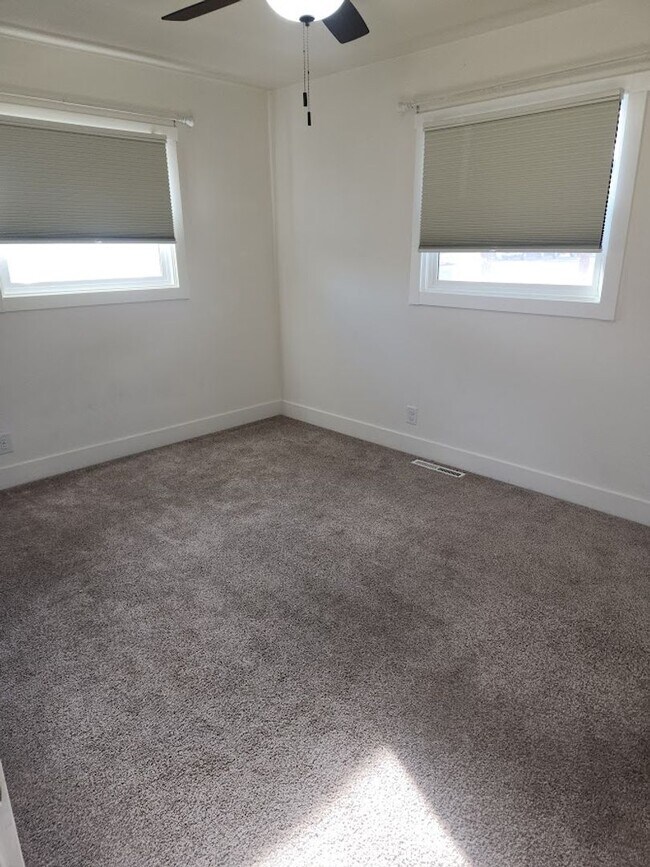 Building Photo - Classic Brick 3 bed, 1.5 bath with upgrades, fenced back yard, carport and garage.