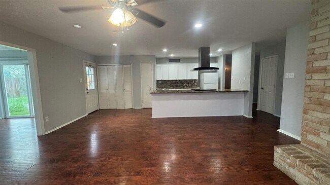 Building Photo - 4406 Kinloch Dr