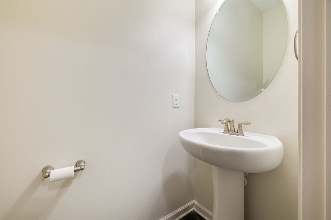 Building Photo - Spacious Custom 8 Bed 4.5 Bath Home on Lar...