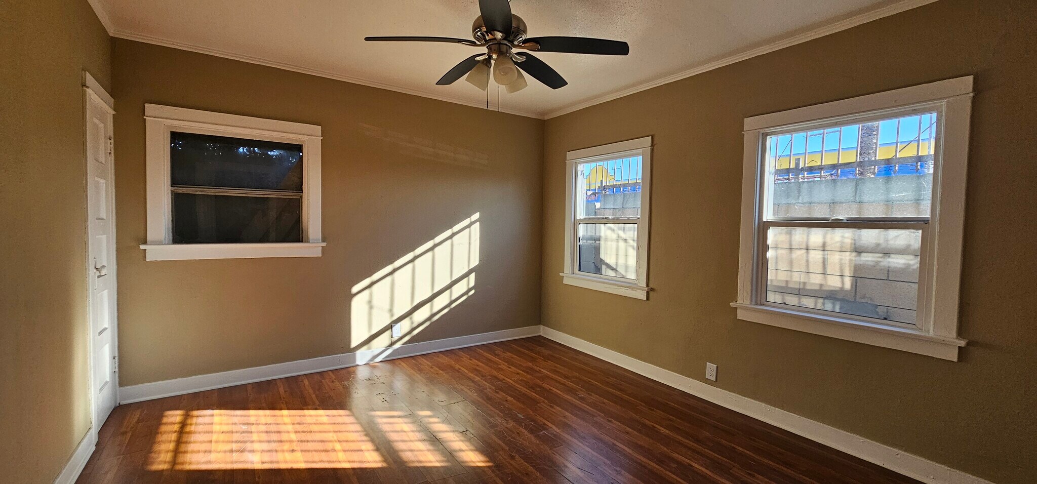 Building Photo - 522 W Florence Ave