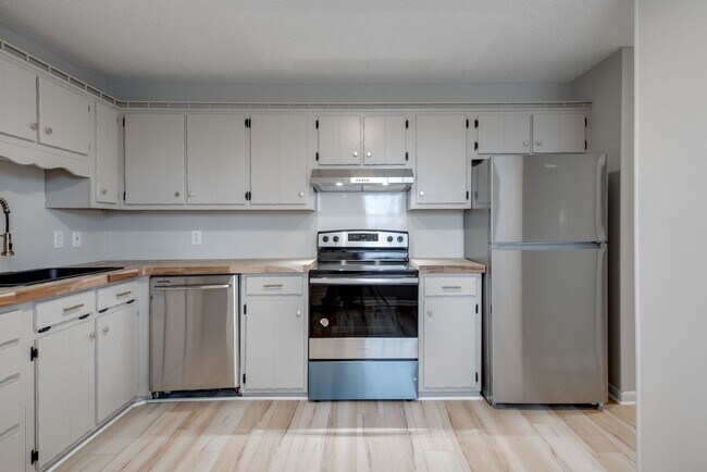 Building Photo - 340 Alpine Dr