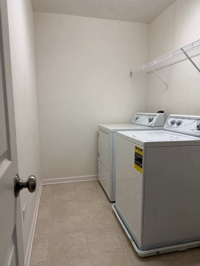 Building Photo - 544 Silverton Dr