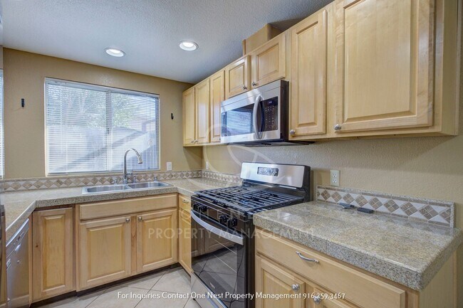 Building Photo - Heart of Roseville, 3 bedroom townhome wit...