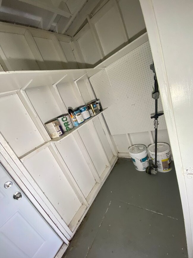 Building Photo - Three bedrooms one bath Deltona