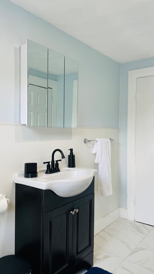 Building Photo - 25 Andem St