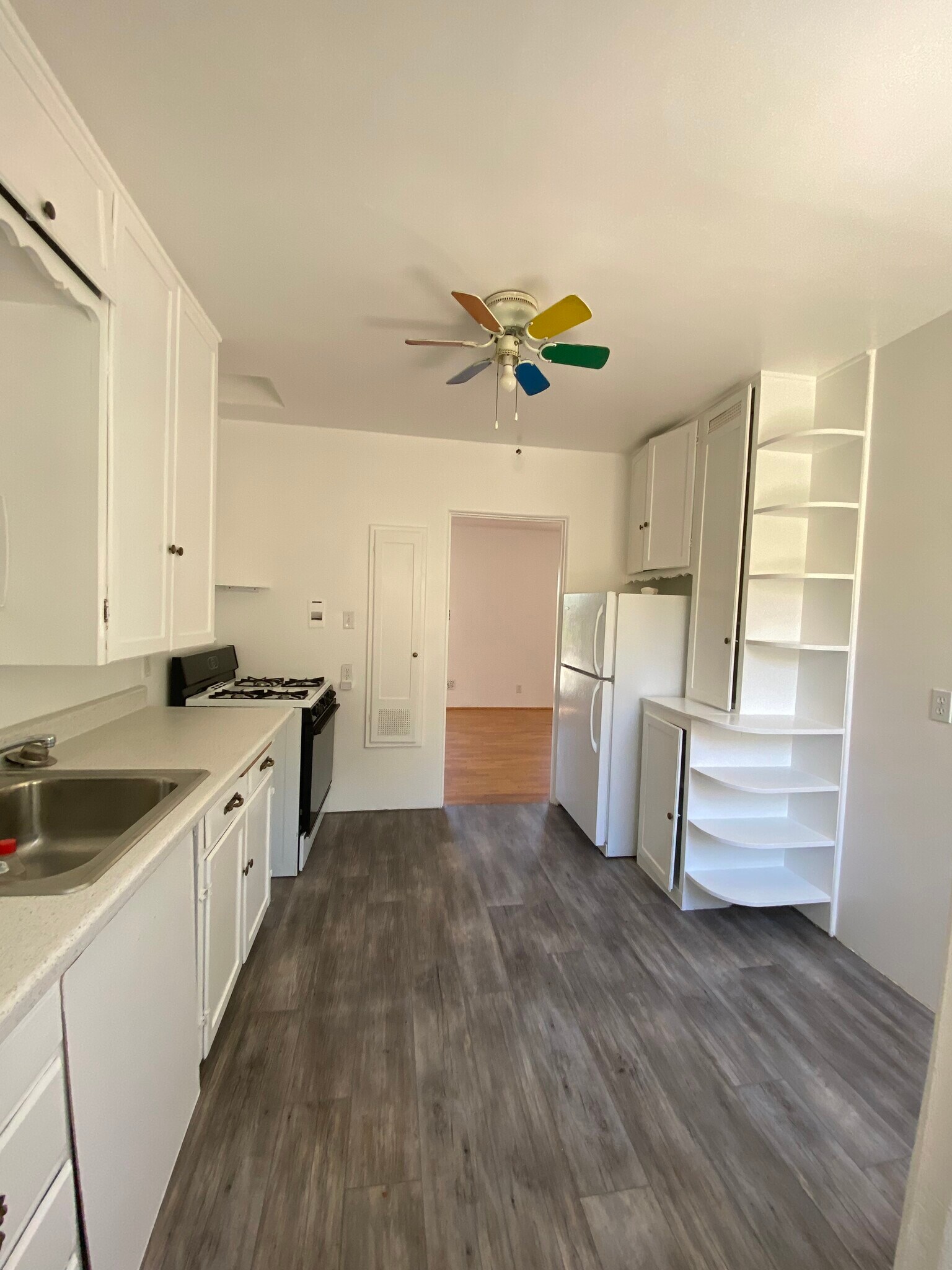 Kitchen - 10204 Fairgrove Ave