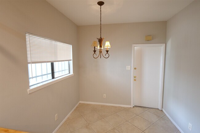 Building Photo - 9526 Val Verde St