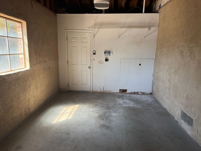 Building Photo - Nice 2 Br, 1 Bath house with the major app...