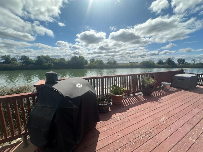 Building Photo - 128 Oxbow Marina Dr