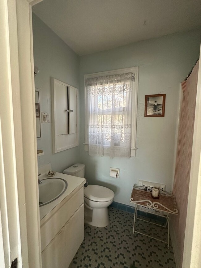 Building Photo - 1 bed 1 bath available for 2026!