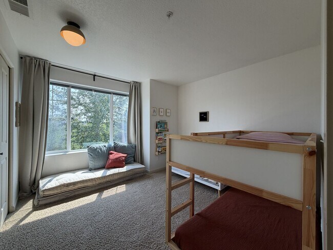 Building Photo - 10721 NE Gateway Pl