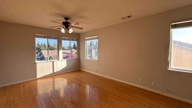 Building Photo - Just listed