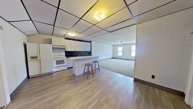 Building Photo - Spacious 2nd Floor Apartment