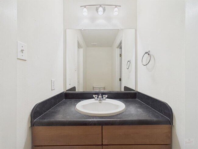 Building Photo - 711 W 32nd St