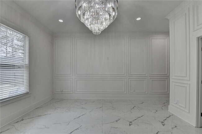 Building Photo - 960 Nours Cir SE