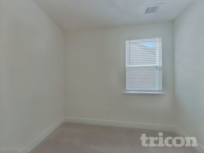 Building Photo - 45 Mayhaw Pt