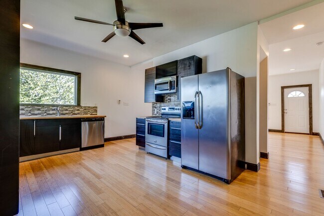 Building Photo - Available MAY 2026 - 2 Bedroom, 2 Bath Home w/ CRAZY City Views!