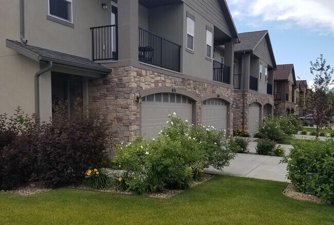 Building Photo - 3 Bed Townhome with Mountain Views and Community Pool