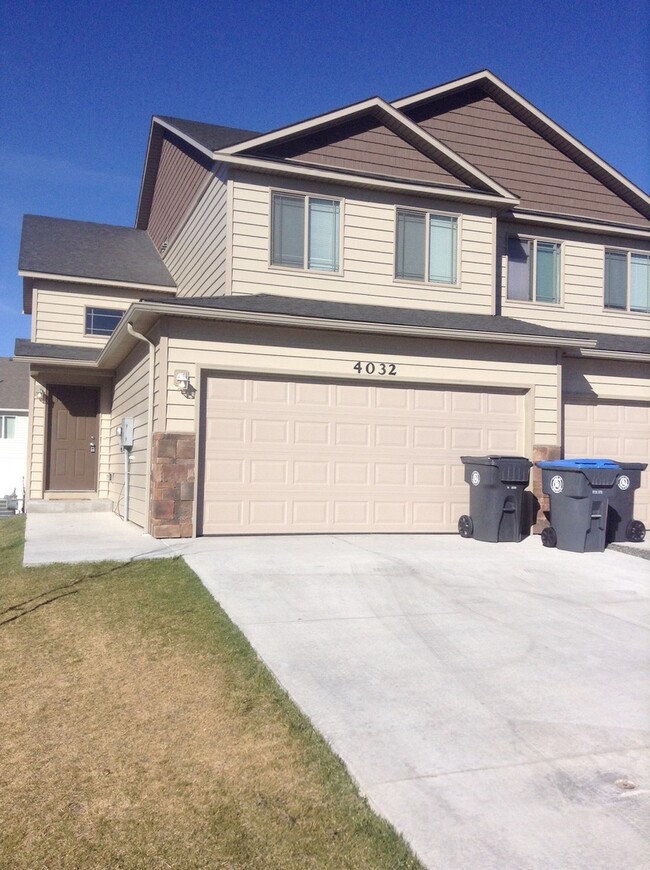 Building Photo - 3 BEDROOM, 2.5 BATHROOM, SADDLE RIDGE TOWN...