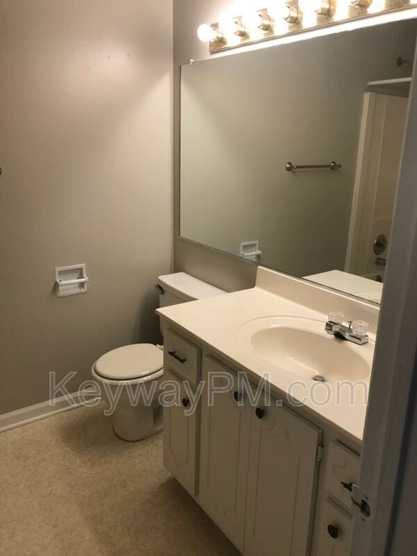 Building Photo - 2211 Birnam Pl