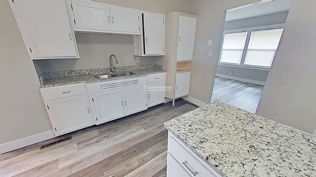 Building Photo - 529 E Victoria St