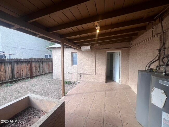 Building Photo - 526 S Mesa Dr