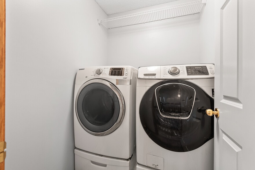 Building Photo - 5020 Holly Ln N