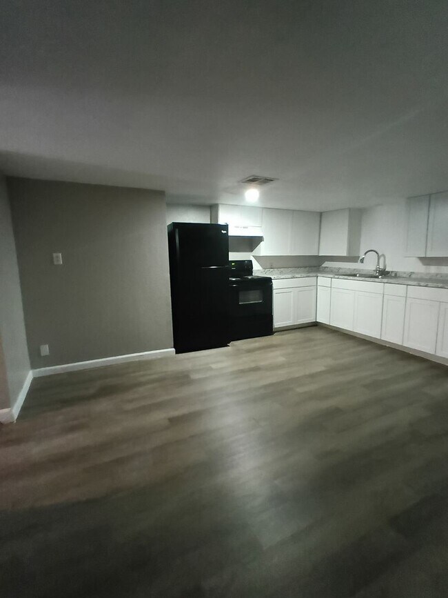 Building Photo - 3 or 4 bedrooms! Your Choice!