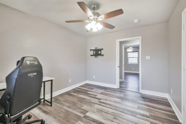 Building Photo - 24237 Creekwood Dr