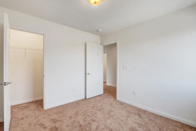 Building Photo - HUGE 3 Story, 5 Bedroom Home in the Southwest!
